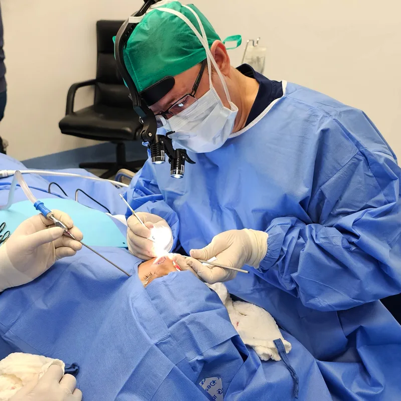 Dr. Jaime Lumbán - Especialista en Otorrinolaringología